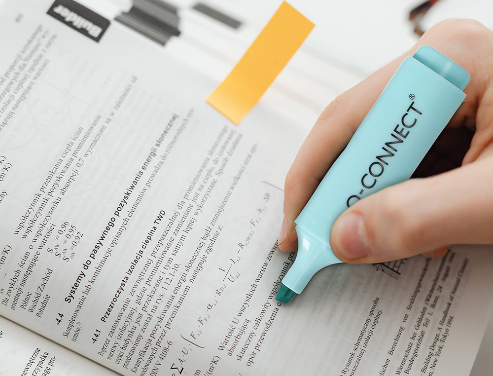 SURLIGNEUR Q-CONNECT FLUORESCENT PASTEL POINTE BISEAUTEE ETUI DE BUREAU 8 COLORIS ASSORTIS